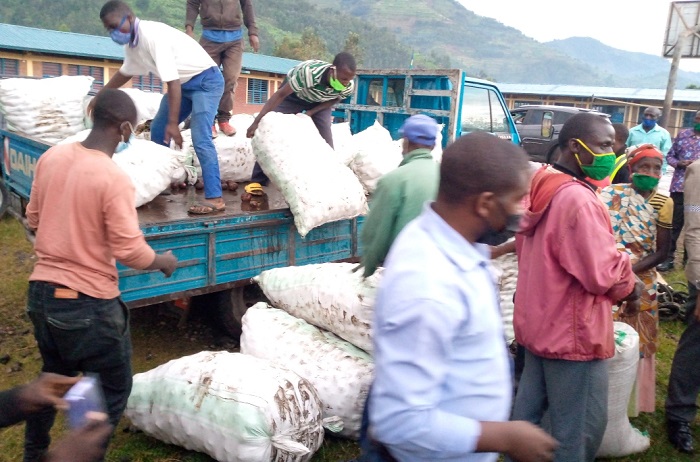 Ibiribwa byashyikirijwe imiryango yakuwe mu byayo n