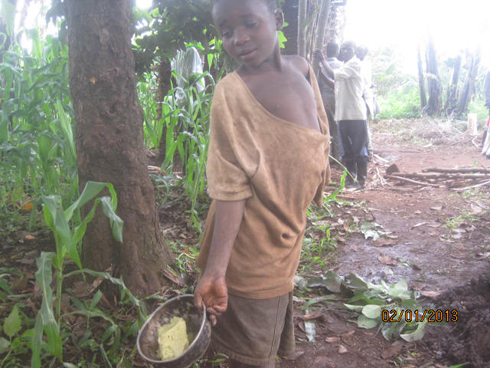 Gakuru avuye gusaba ibiryo mu baturanyi.