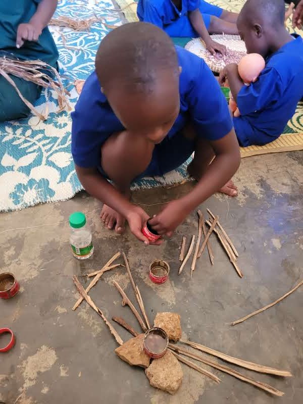 Aha uyu yari agiye guteka ibishyimbo bari bamaze gutora