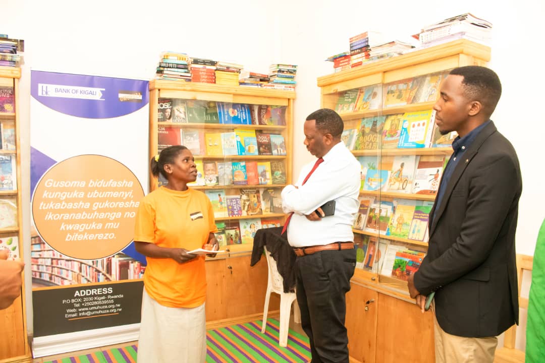 Nyiramajyambere Marie Claire yabwiye Umuyobozi w'Umurenge wa Rutunga, Matabishi Desiré, ko abasoma ibitabo, cyane cyane abakuru ngo babuze