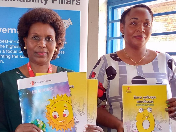 Nshutiraguma wa Nyarugenge na Mukazera wa Save the Children barekana ibitabo byahawe abana