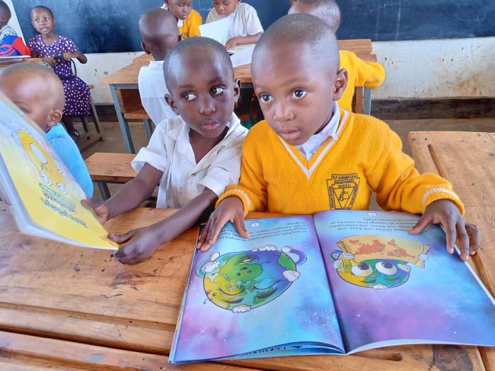 Abana banejejwe n'ibitabo bahawe