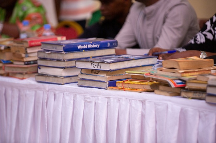 Bageneye n'ibitabo amashuri y'Umurenge Muhima