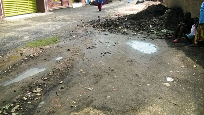 Ibitaka byashyizwe mu muhanda ngo bisibe ibinogo iyo imvura iguye birarengarwa.