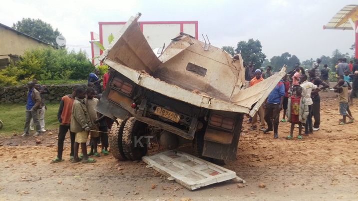 Ibitaka yari ihetse byose byanyanyagiye mu muhanda