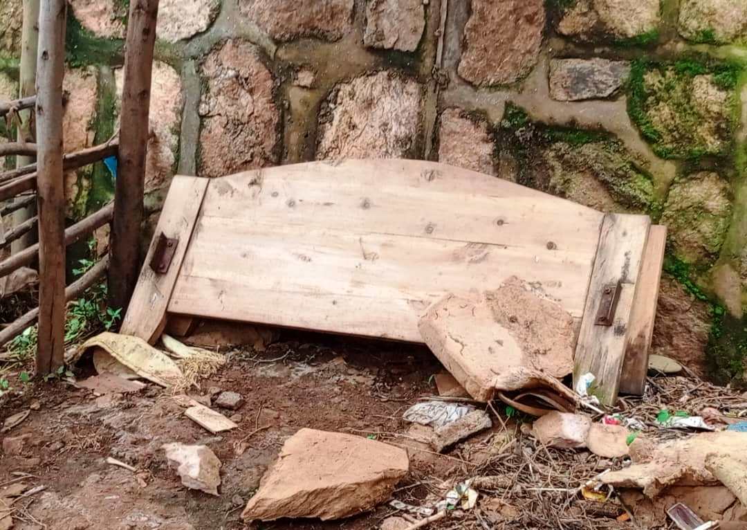 Hari n'ibitanda bahanywe n'inzu bavuga ko batigeze babiraraho kuko byahise bicika, babisohora hanze