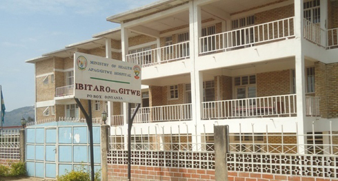 Alphonsine aravuga ko ibitaro bya Gitwe byamufatiriye mitiweli kubera atishyuye amafaranga 3030.