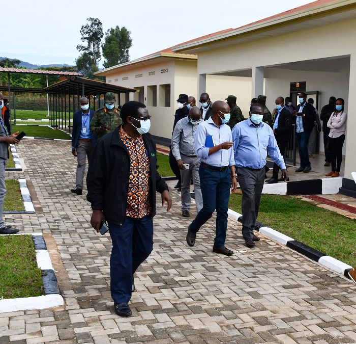 Lt Col Dr Mpunga (uri hagati wazinze amaboko y'ishati) yishimiye intera ibitaro bigezeho