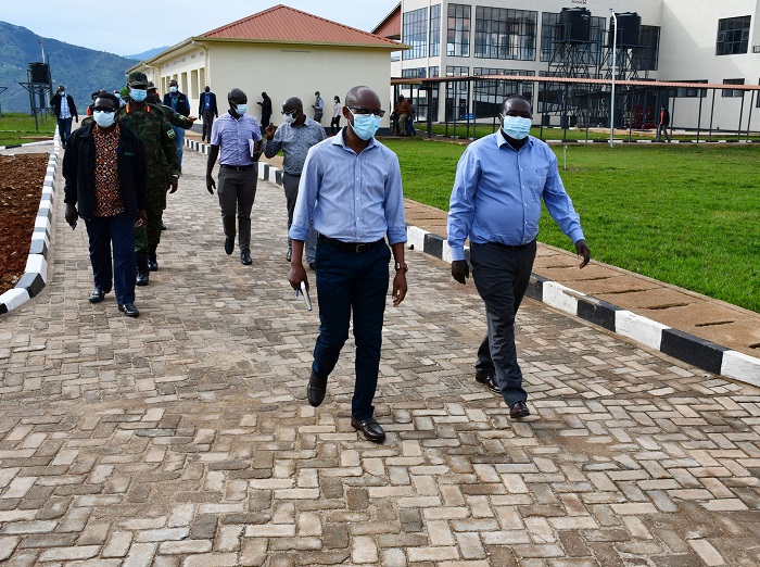 Lt Col Dr Mpunga yari kumwe n'abayobozi mu nzego zinyuranye