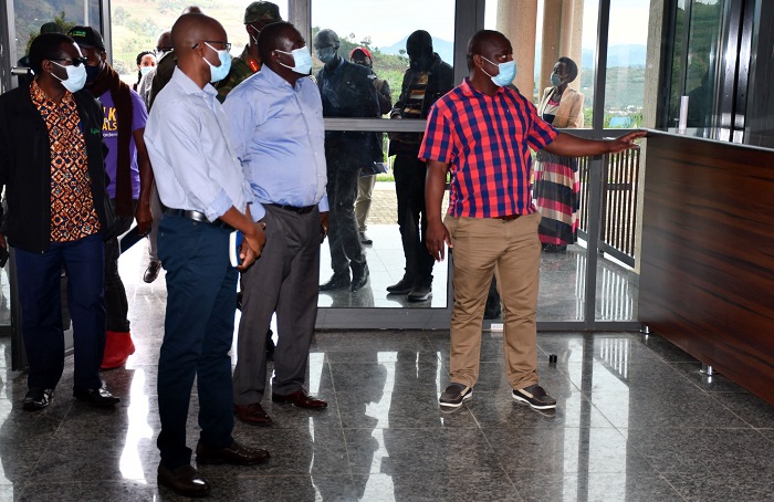 Abayobozi beretswe ibyumba binyuranye bigize iyo nyubako