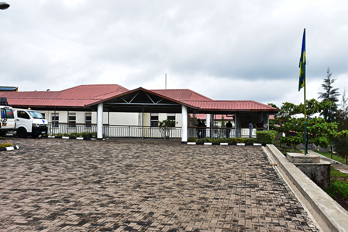 Kwivuriza ku bitaro bya Kinazi ntibyorohera abaturage kubera umuhanda n'ikiraro byangiritse