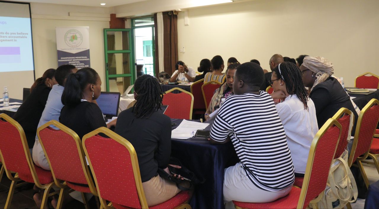 Abitabiriye ibiganiro bunguranye ibitekerezo ku cyakorwa mu gukemura ibibazo by'abakobwa n'abagore batoroherwa no kubona ibikoresho by'isuku mu gihe cy'imihango