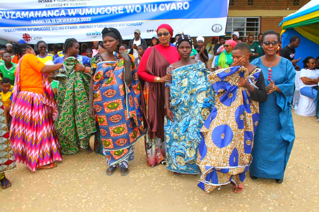 Bahawe ibitenge byo kwambara
