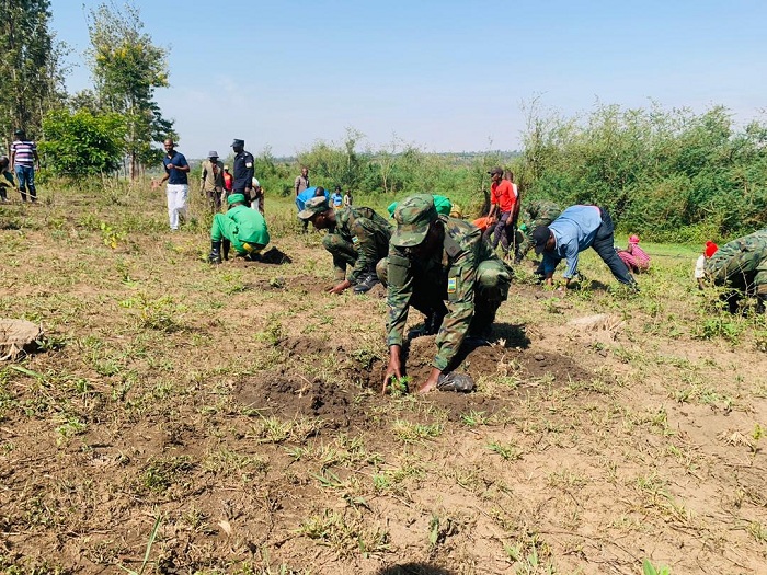 Inzego zishinzwe umutekano zifatanyije n'abaturage gutera ibiti ku nkengero z'ikiyaga cya Rumira