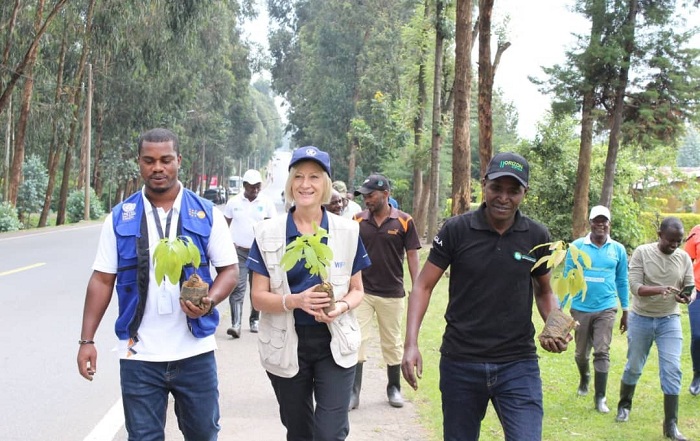 Abayobozi banyuranye hamwe n'abaturage bafatanyije gutera ibiti bya avoka