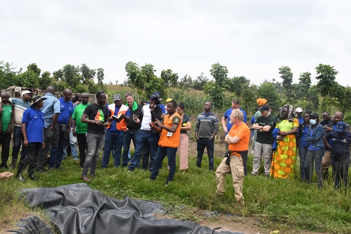 Basuye ihema rifata amazi rifasha abahinzi kuhira igihe imvura yabuze