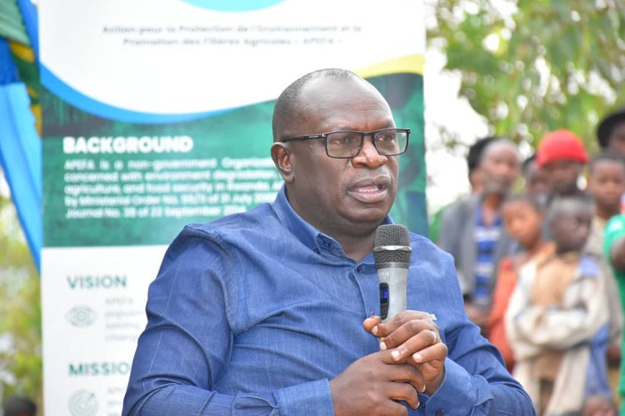 Nzabonimpa avuga ko abaturage batita ku kubungabunga ibiti batererwa nyamara byabakiza