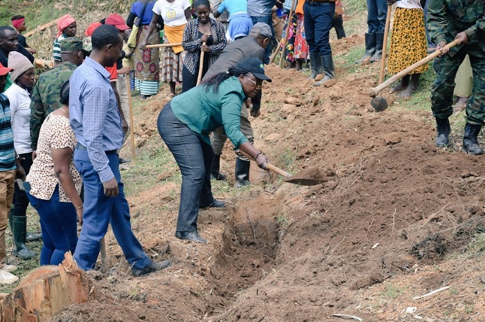 Minisitiri Mujawamariya yifatanyije n'abaturage gutangiza umushinga wo kubungabunga ibidukikije