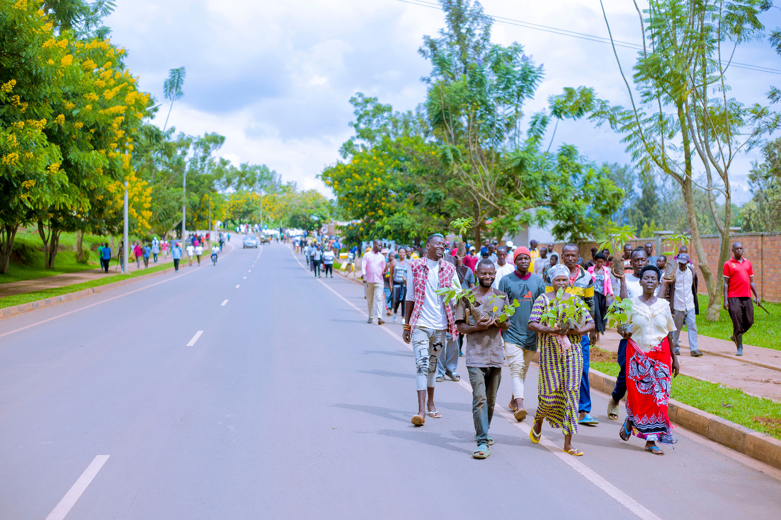 Bakoze umuganda wo gutera ibiti, bahabwa n'ibyiganjemo iby'imbuto bajya kubitera mu ngo iwabo
