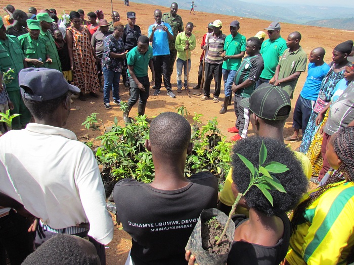 Abaturage bahawe ibiti by'imbuto byo gutera mu ngo zabo