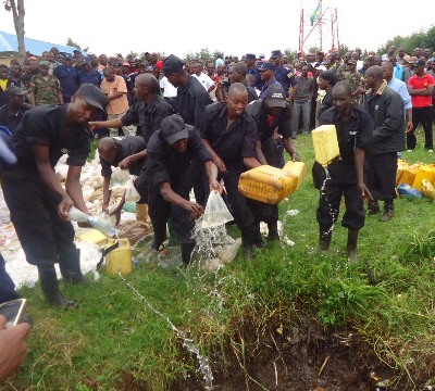 Abaturage bafatanyije n'inzego zishinzwe umutekano mu kumena ibiyobyabwenge.