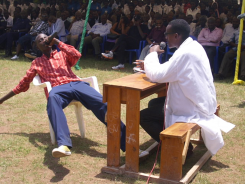 Urubyiruko rwakinnye umukino werekana uko bamwe muri rwo bandura SIDA biturutse ku biyobyabwenge. 