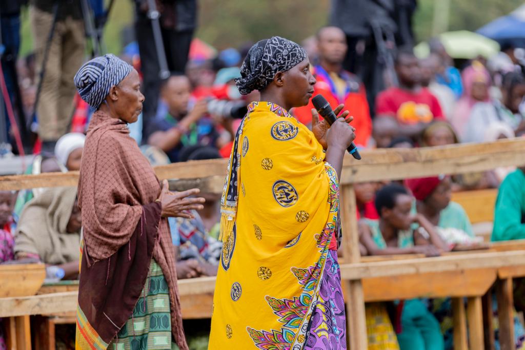 Bamugejejeho ibibazo n'ibyifuzo bitandukanye birimo kuba abafite abanyeshuri bazoroherezwa mu kwishyura amafaranga y'ishuri
