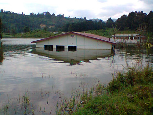 Amazi abura inzira agakora ibiyaga agasenyera abahatuye.