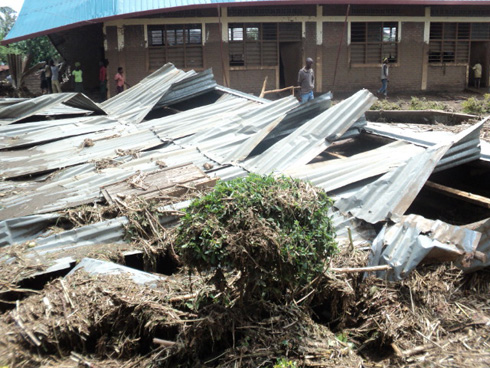 Umuyaga wateruraga ibisenge by'amazu ukabijugunya ku ruhande.