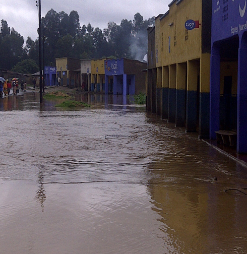 Amazi yarenze imiferege agera mu mazu y