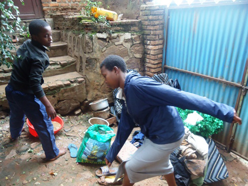 Abana ba Birabura bahungishije ibikoresho byo mu nzu bike, ibindi byose byagwirwe n