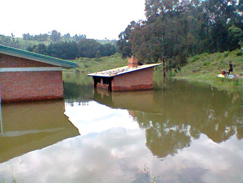 Mu karere ka Nyabihu amazi yarengeye amazu.