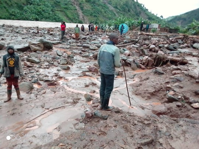 Muri Gicurasi iImvura yujuje umugezi urarenga usenya inzu zirindwi n'ivuriro mu Murenge wa Rongi muri Muhanga batatu bahasiga ubuzima