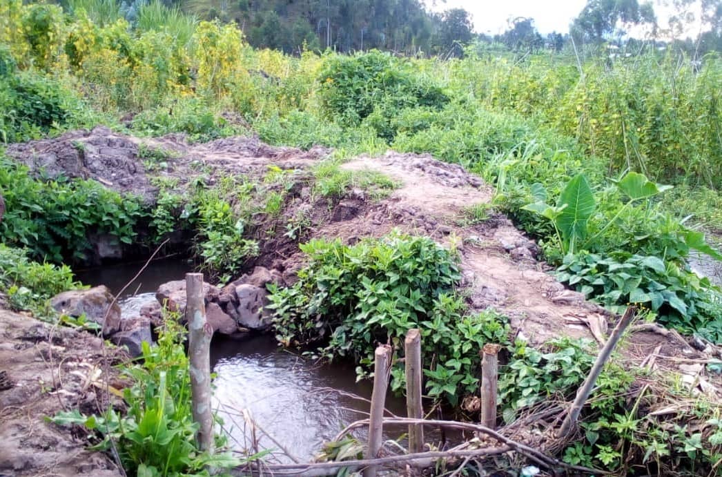 Basaba ko hashyirwaho uburyo buhoraho bwo kuzibura ibyobo byirohamo amazi bizwi nk'ibibare cyangwa se ubuvumo. Kubizibura ngo byajya biyabuza gusandarira mu mirima n'ingo by'abaturage