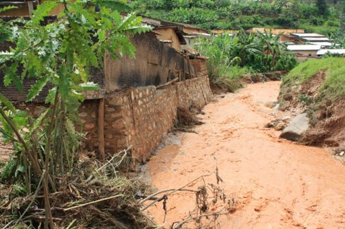 Abaturage barasabwa kudasatira imigezi n'imisozi ihanamye cyane.