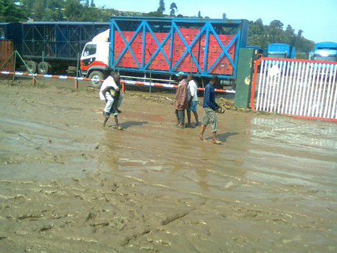 Umuntu yambuka amazi ahetswe ku mugongo.