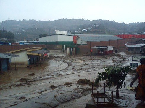 Abaturage baturiye uruganda rwa Bralirwa bagendesheje ibyabo.