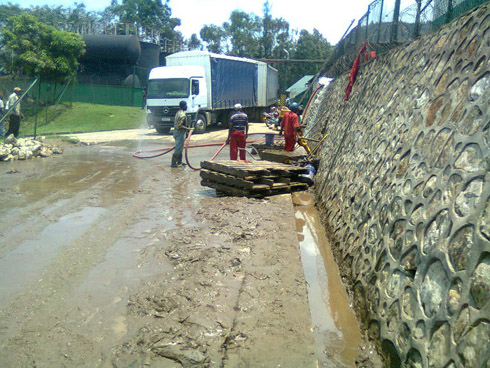 Abakozi ba Bralirwa barimo kumena inyubako bashaka inzira y