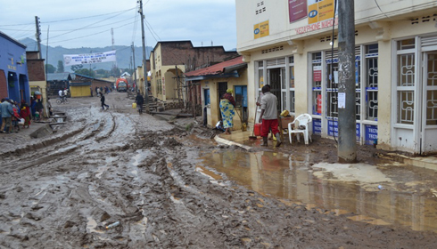 Amazi arenga imiyoboro yayo akuzura mu muhanda ndetse rimwe na rimwe akinjira mu mazu.