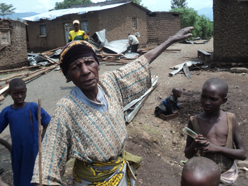 Uyu mukecuru yabuze aho yerekeza nyuma yo gusenyerwa n