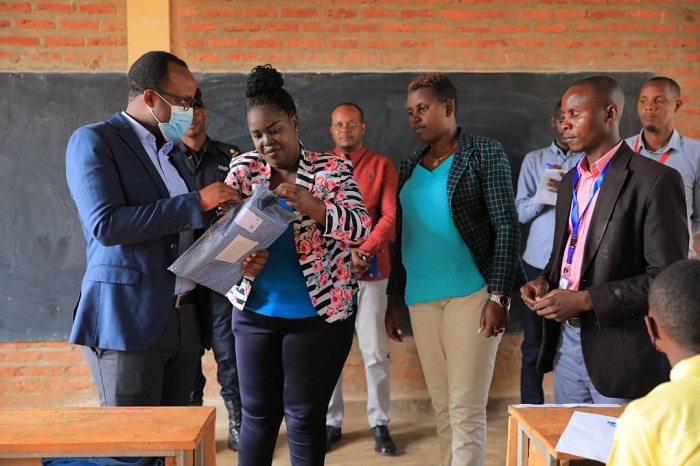 Minisitiri Twagirayezu yagiye gutangiza ikorwa ry'ibizamini muri GS Ntarama mu Bugesera