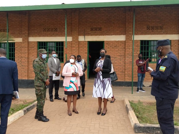 Abayobozi batandukanye bitabiriye itangizwa ry'ikizamini cya Leta