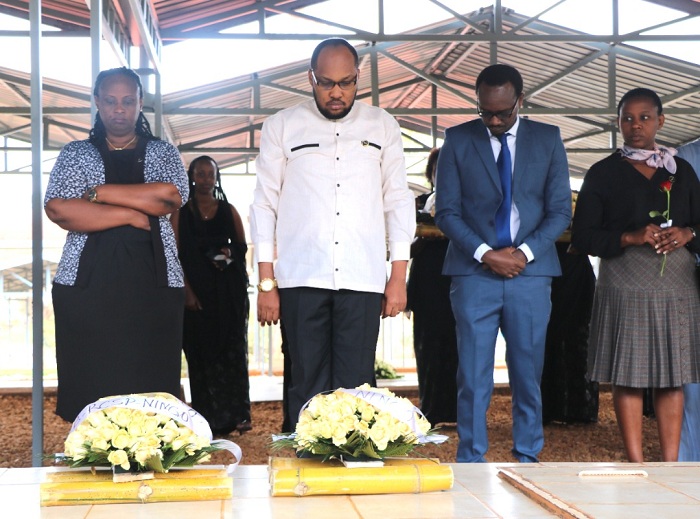 Ni igikorwa cyabimburiwe no gushyira indabo ku rwibutso rwa Nyanza ya Kicukiro