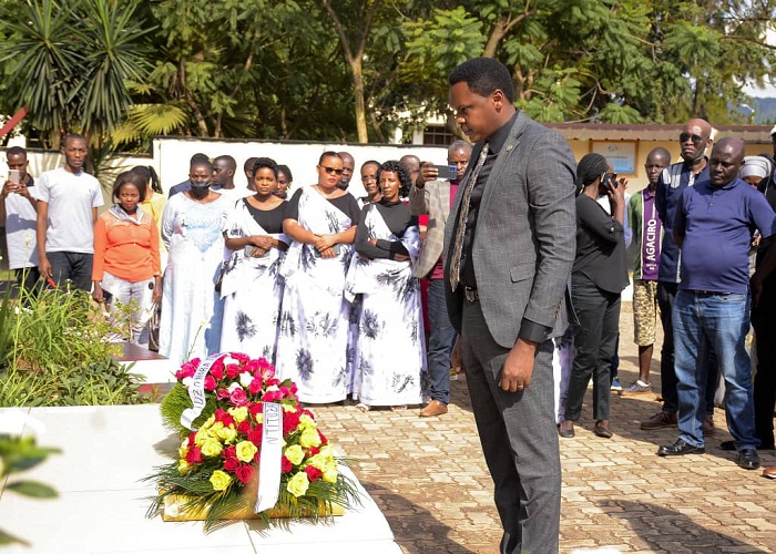 Emmy Ngabonziza yunamira Abatutsi bashyinguwe ku Gisozi