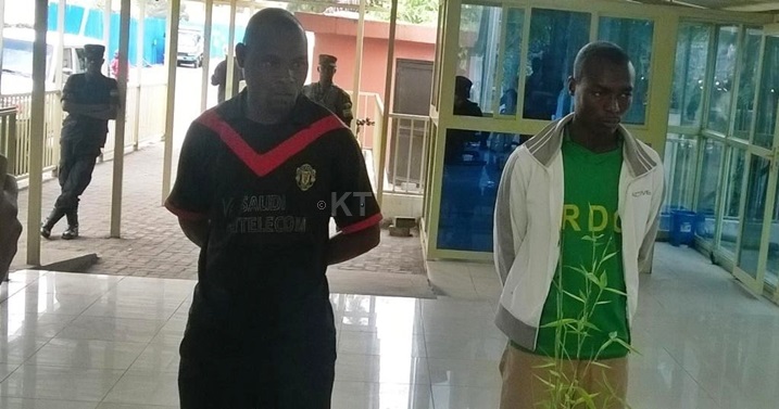 Ibumoso Sgt Omar Muntu Jean naho iburyo Cpl Molanga Jean Marie.