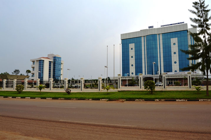 Rwamagana: Inyubako ya RSSB (iburyo) n'iya BNR (ibumoso) zahinduye ishusho y'Umujyi wa Rwamagana.