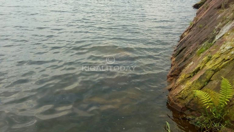 Ibuye ngo riri muri ayo mazi niryo bahagararaho bari gusenga