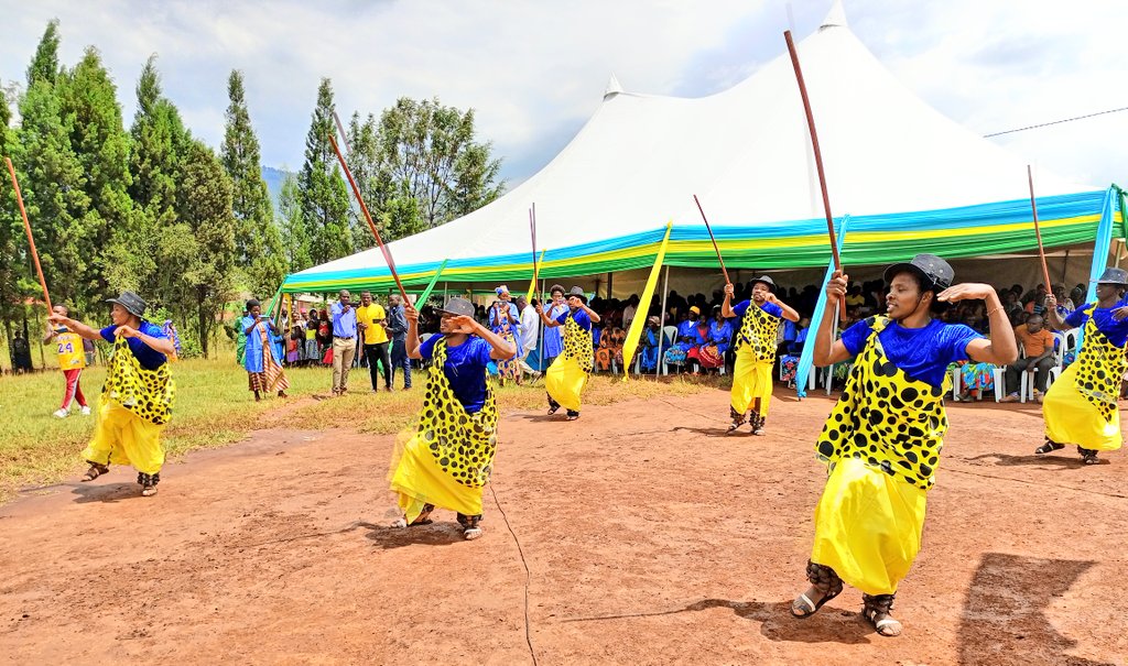 Abaturage bitabiriye ibi birori, akanyamuneza kari kose mu kwishimira ibikorwa bamaze kugeraho babikesha Intwari z'u Rwanda. Itorero ryasusurukije abitabiriye ibirori by'Umunsi w'Intwari mu mbyino zivuga ibigwi byazo