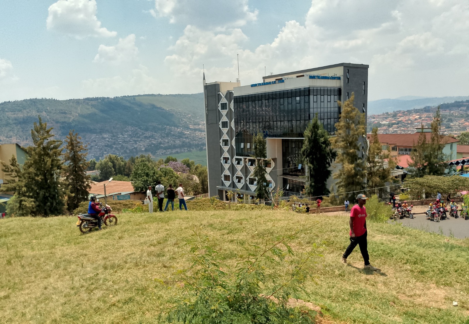 Yamanutse muri ibyo byatsi