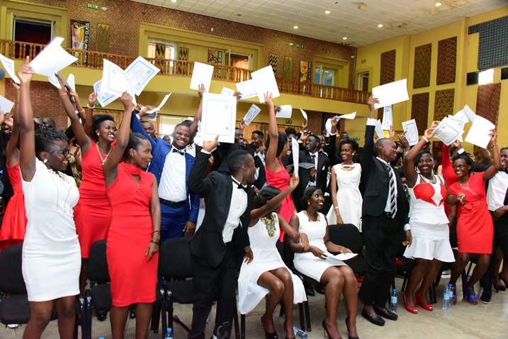 Ibyishimo ku banyeshuri bagiye kwiga muri Amerika.